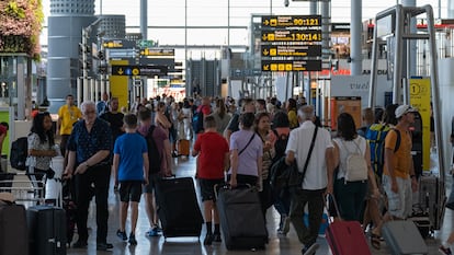 Pasajeros en el aeropuerto de Alicante-Elche Miguel Hernández el pasado mes de agosto.