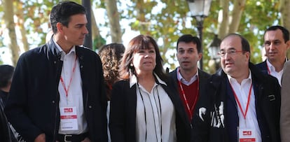 PSOE chief Pedro Sánchez (l) and Miquel Iceta (second from right).