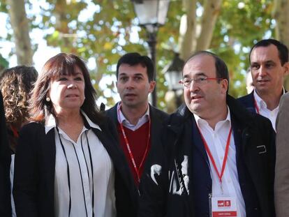 PSOE chief Pedro Sánchez (l) and Miquel Iceta (second from right).