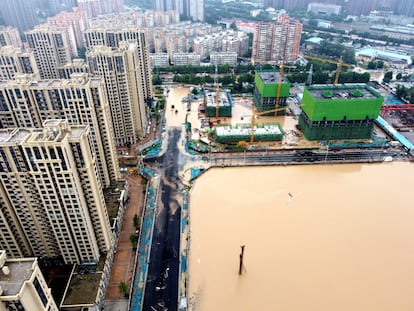Vista aérea que muestra el alcance de las inundaciones tras las lluvias de los últimos días, en Zhengzhou.