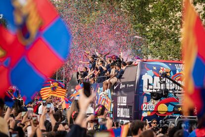 Los jugadores del Barcelona celebran el título de Liga por las calles de la capital catalana.