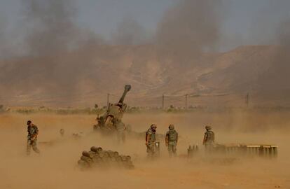 Tropas libanesas atacan posiciones yihadistas en la frontera siria junto a Ras Baalbek.