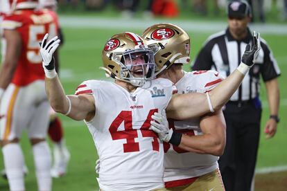 Kyle Juszczyk celebra después de anotar contra los Chiefs de Kansas City.