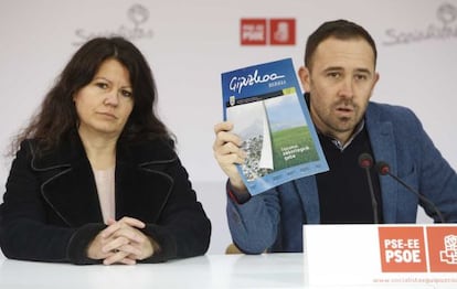 El socialista Denis Itxaso, junto a la edil del PSE de Zarautz, Gloria Vázquez, muestra la revista de la Diputación sobre su plan de residuos.