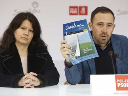 El socialista Denis Itxaso, junto a la edil del PSE de Zarautz, Gloria Vázquez, muestra la revista de la Diputación sobre su plan de residuos.