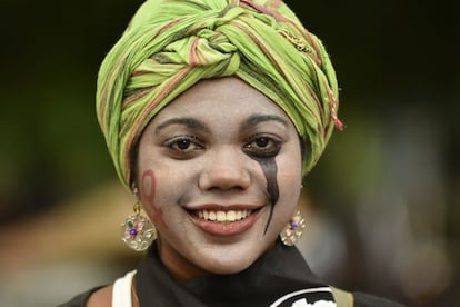 Mulher em ato de protesto contra o 'impeachment' em defesa da Petrobras em Belo Horizonte.