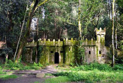 Qué: Entre robles, castaños, laureles y demás vegetación 'enxebre' que apenas deja pasar la luz se esconde este castillo. Pertenecía a una pequeña villa de los Condes de Canalejas hasta que una carretera dividió la finca en dos partes. Ellos se quedaron con el pazo (ya se sabe que los requisitos básicos para ser reconocido de la nobleza gallega es tener un pazo y un cordón de albariño) y cedieron estos terrenos al Concello de Cangas. El castillo en realidad es un trampantojo. Dicen que la construcción se inició en los años setenta como zona de descanso de los condes, pero solo se llegó a levantar el foso y esa fachada con aires de cuento medieval. Por qué: Encontrarlo es una aventura porque no hay nada que lo señalice. Un lavadero al lado de la carretera es la única referencia. 100% libre de turistas. Dónde: Kilómetro 104 de la carretera PO-315, dirección Cangas-Bueu (Pontevedra).