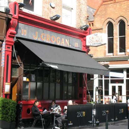 La pequeña terraza del <i>pub</i> Grogan's en Dublín