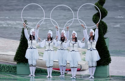 Cinco bailarinas sujetan los anillos Olímpicos durante una actuación durante la ceremonia inaugural.  