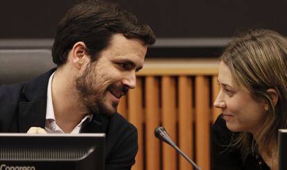 El portavoz de IU, Alberto Garzón, junto a la eurodiputada Marina Albiol.