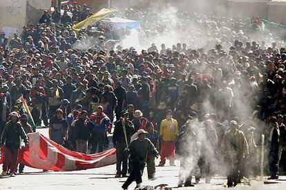 La capital boliviana de La Paz, ha vivido la mayor manifestación desde el inicio de las protestas en el país, hace tres semanas, en demanda de la nacionalización de los hidrocarburos. Las semanas de protestas y huelgas vividas en Bolivia han dejado sin alimentos, gas, y otros productos de primera necesidad a muchas regiones del país. Una auténtica marea humana llegó al Palacio del Congreso y la Cancillería para pedir la renuncia del presidente Carlos Mesa.