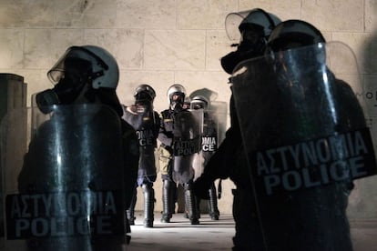 Policías antidisturbios, listos para intervenir en el centro de Grecia.