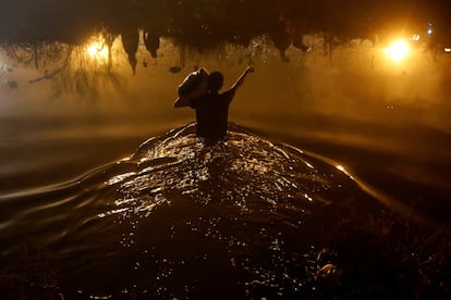 A Venezuelan migrant crosses the Rio Grande from Ciudad Juárez, with the intention of surrendering to US Border Patrol agents, in December of 2023.
