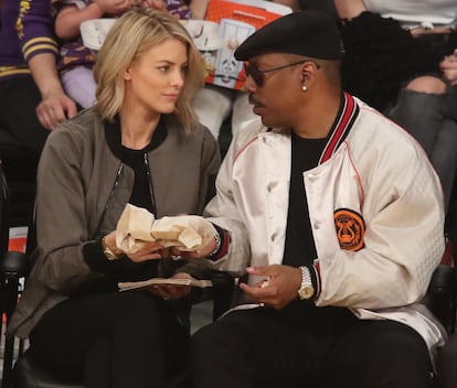 Eddie Murphy y Paige Butcher en un partido de la NBA en Los Ángeles el 23 de febrero de 2020.