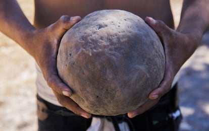 La pelota de hule que pesa de tres a cinco kilos.