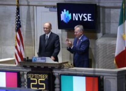 El primer ministro italiano Enrico Letta, en la apertura de la sesi&oacute;n de Wall Street (izquierda), con el consejero delegado de NYSE Euronext,  Duncan Niederauer.