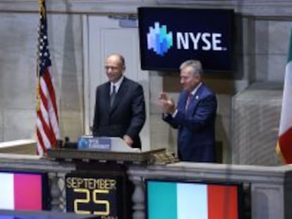 El primer ministro italiano Enrico Letta, en la apertura de la sesi&oacute;n de Wall Street (izquierda), con el consejero delegado de NYSE Euronext,  Duncan Niederauer.