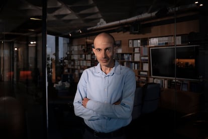 El escritor israelí Yuval Noah Harari, retratado en Tel Aviv en 2023.