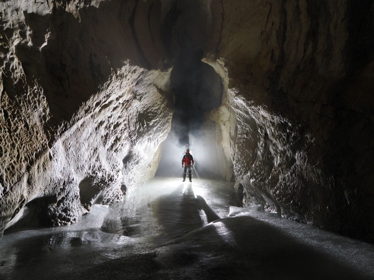 Carrera contrarreloj para estudiar las cuevas heladas de España antes de que desaparezcan: “Es un archivo único y lo vamos a perder”