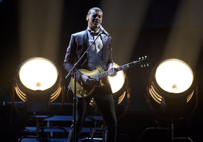 Manuel Medrano interpreta 'Bajo el Agua' durante la gala de los Grammy Latino. Ha sido galardonado con los premios a Mejor Álbum Cantautor y Mejor Artista Nuevo de los Grammy Latino.