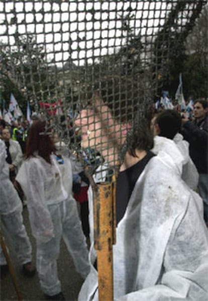 Las palas que días antes habían ayudado a sacar el chapapote del mar también estuvieron presentes en la marcha de protesta; palas negras que contrastaban con los blancos monos de trabajo.