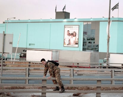 'Escena de la calle: soldado volviendo a casa'. De la serie «La crisis paralela, 2010-16 © Yannis Karpouzi