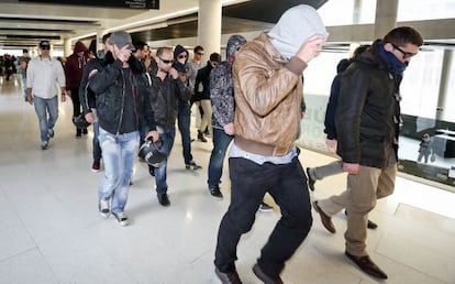 Agentes de los Mossos tras la declaración de uno de ellos por el 'caso Raval'.