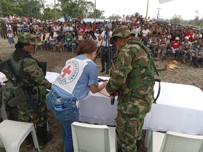 La Cruz Roja Internacional recibe a tres personas estaban en poder de la Segunda Marquetalia en Nariño, en noviembre de 2022.