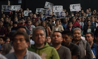 Locatarios en la reunión con la jefa de gobierno, Claudia Sheimbaun, este viernes.