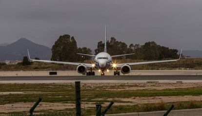 Un avió, en els terrenys on es projecta l'ampliació de l'aeroport.