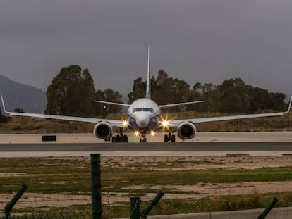 Un avió, en els terrenys on es projecta l'ampliació de l'aeroport.