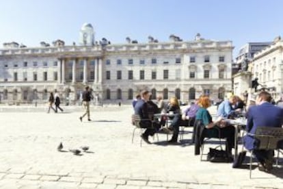 Terraza en la explanada de Somerset House, en Londres.