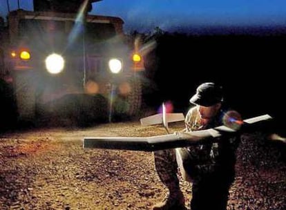 Un soldado norteamericano prepara uno de los miniaviones Raven en 2006 en Irak.