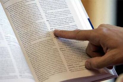 Ejemplar del <i>Diccionario panhispánico de dudas</i> en el que se observa la palabra gagá.