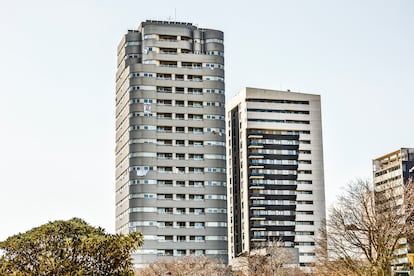 A la izquierda, el edificio de viviendas afectadas en La Torre de Valencia.
