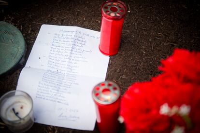 Detalles depositados en recuerdo de las víctimas, este lunes en la calle Téllez de Madrid, durante el 20º aniversario de los atentados.