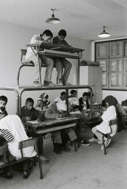 Fotografía de la serie 'La salle de classe (El aula)', 2000-2002, de Hicham Benohoud.