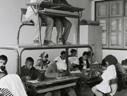 Fotografía de la serie 'La salle de classe (El aula)', 2000-2002, de Hicham Benohoud.