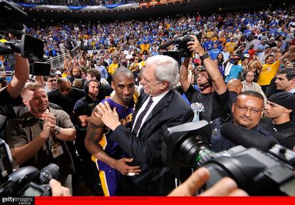 Phil Jackson y Kobe Bryant se felicitan tras el anillo conquistado por los Lakers en 2009, en la cancha de Orlando Magic. Los Lakers ganaron por 4-1 aquella final. Kobe ganó los cinco anillos de su carrera con Phil Jackson en el banquillo de los Lakers.