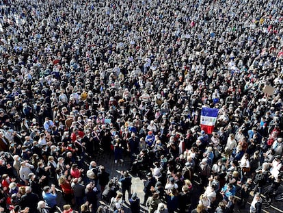 Milhares de pessoas se reúnem no centro de Toulouse neste domingo para protestar contra o ataque islâmico que matou, na sexta-feira, o professor Samuel Paty.