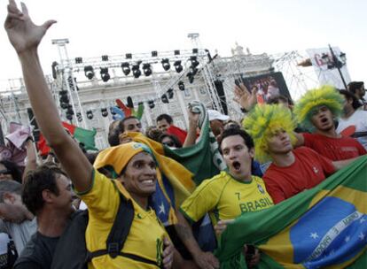 Un grupo de brasileños festeja la designación de Río como sede de los Juegos de 2016, en la plaza de Oriente.