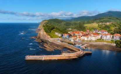 El pequeño puerto de Armintza, en la costa de Bizkaia.