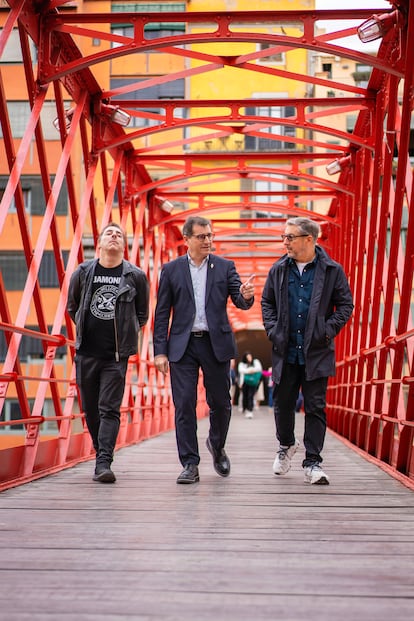 Jordi, Josep y Joan cruzan el puente de las Peixateries Velles, obra de Gustave Eiffel. 