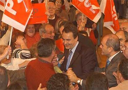 Zapatero, acompañado por el presidente andaluz, Manuel Chaves, saluda a un simpatizante en Cádiz.