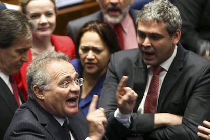 El presidente del Senado, Renan Calheiros (izquierda) discute con el senador Lindbergh Farias durante el segundo día del debate del impeachment