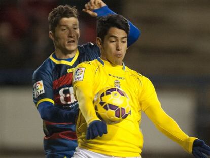 Araujo intenta controlar el bal&oacute;n ante Ruym&aacute;n