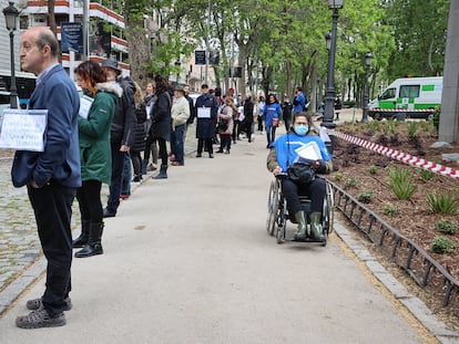 Protesta contra la larga espera para disponer de una valoración de discapacidad, este martes frente al Ministerio de Derechos Sociales, en Madrid.