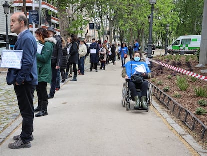 Protesta el pasado mayor contra la larga espera para disponer de una valoración de discapacidad, este martes frente al Ministerio de Derechos Sociales, en Madrid.