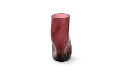 El jarrón Coral <a href="https://www.cassina.com/en/collection/accessories/088-cassina-objects" rel="nofollow" target="_blank">de Cassina</a> traslada la misteriosa belleza de los corales y sus formas asimétricas y retorcidas, moldeadas por las corrientes marinas. De vidrio veneciano soplado y con una superficie de rejilla irregular y áspera como el de su inspiración marina, el jarrón está disponible en dos alturas: 41 y 34 centímetros. Consultar precio en tienda.