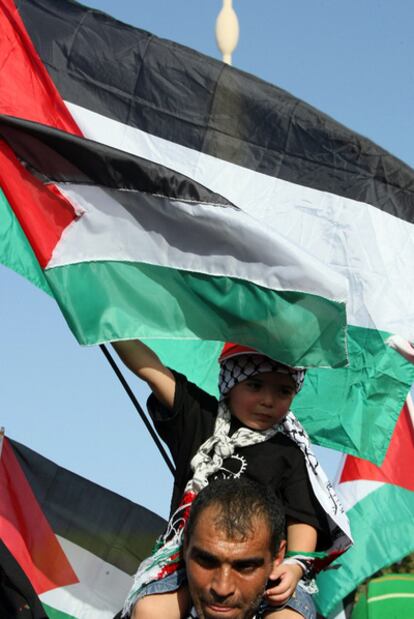 Un palestino y su hijo, en una protesta en Israel en 2010.